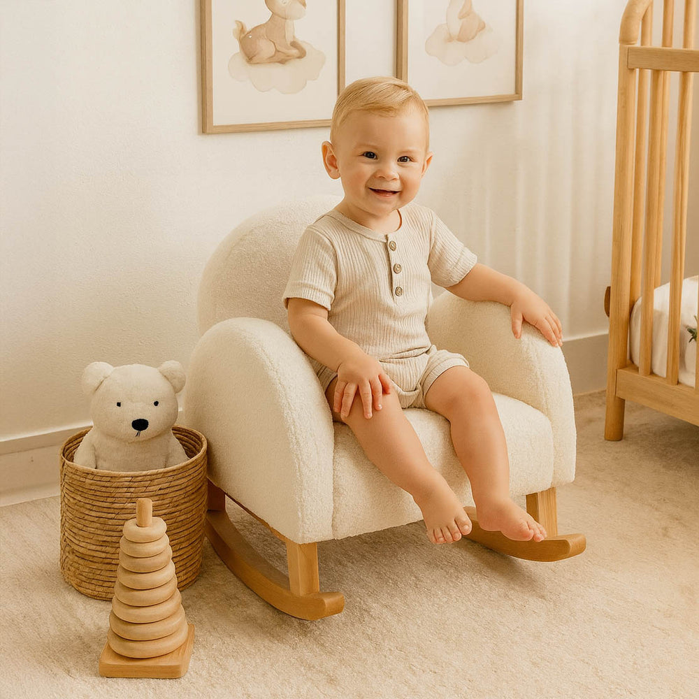 Bebé en silla mecedora infantil blanca, poltrona tipo chiporro para dormitorio de bebé con diseño nórdico
