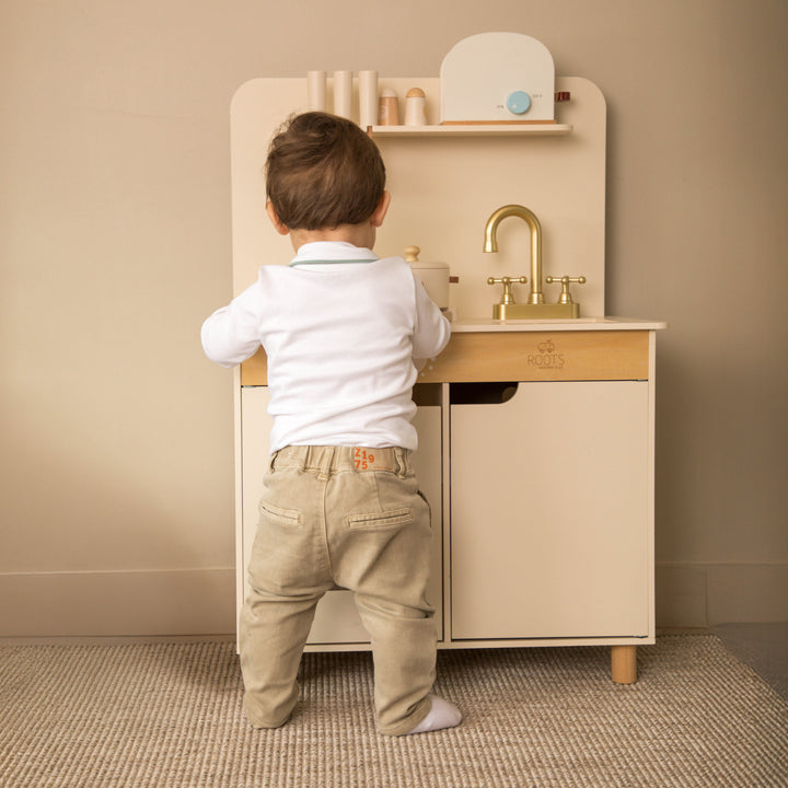 Cocina infantil de madera arena con horno y lavaplatos, juego de rol Montessori