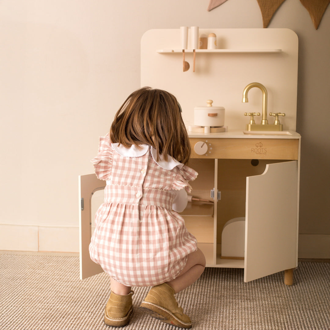 Cocina Julieta de madera color arena estilo nórdico para niños