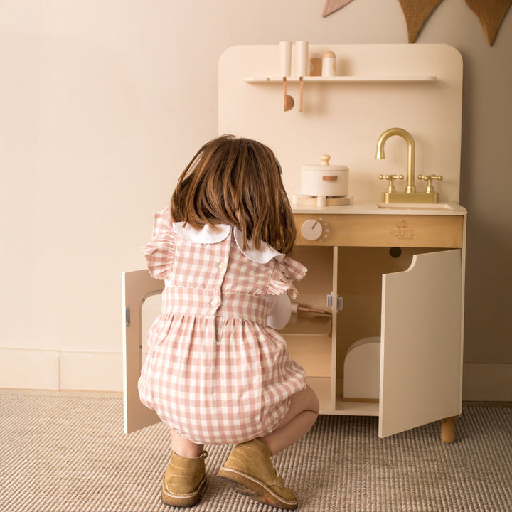 Cocina Julieta de madera color arena estilo nórdico para niños